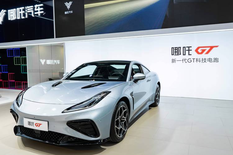 深圳286哪吒汽车在智能汽车领域的表现，领途汽车在新能源汽车市场中的影响力